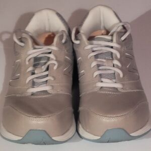 New Balance Women's Gray and White Athletic Shoes Size 8.5
